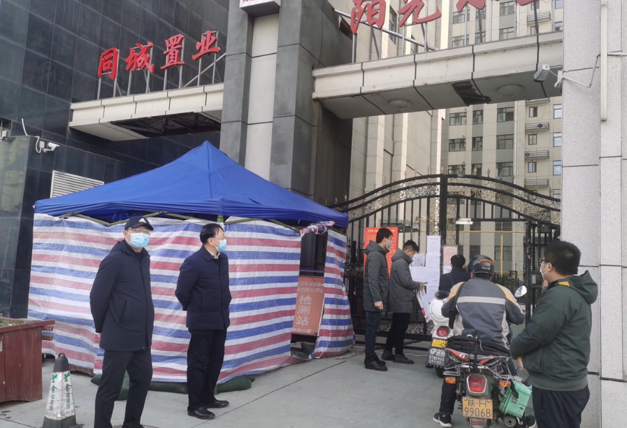 公司總經理王昱智一行深入江濱壹號等小區(qū)、項目檢查疫情防控工作