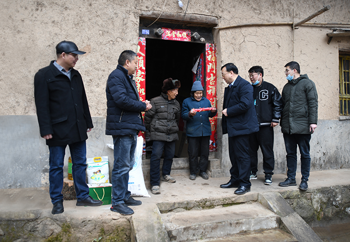 公司春節(jié)前走訪慰問(wèn)幫扶村貧困戶(hù)