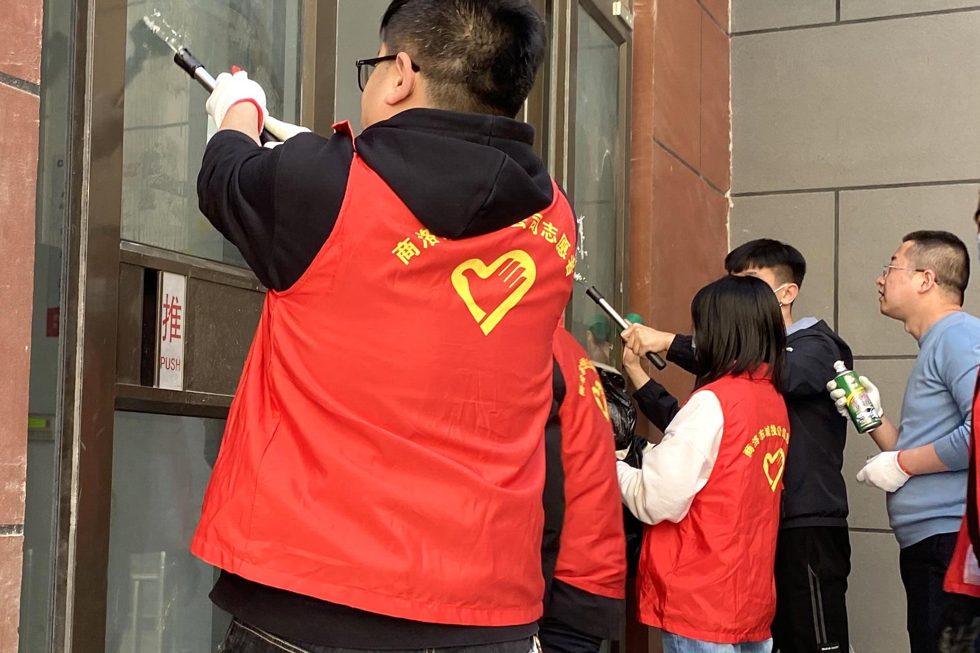 市城投公司組織開展&ldquo;志愿者服務(wù)進社區(qū)  文明創(chuàng)建我先行&rdquo;活動