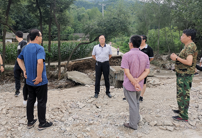 防洪搶險(xiǎn)  勇?lián)姑?&mdash;&mdash; 商洛市城投公司黨員突擊隊(duì)奔赴洛南搶險(xiǎn)救災(zāi)